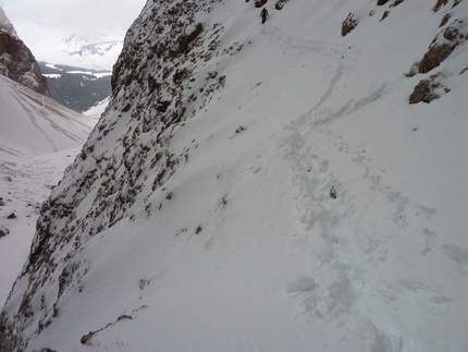 Sella, Dolomites - Goulotte Raggio di sole + Cascata dello Spallone: tracks along Cengia dei Fassani.