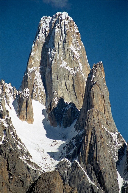 John Roskelley - La Uli Biaho Tower (6109m), nel Karakorum, Pakistan. La prima salita di questa splendida cima risale al 1979 grazie agli statunitensi Bill Forest, Ron Kauk, John Roskelley e Kim Schmitz che salirono la parete est.