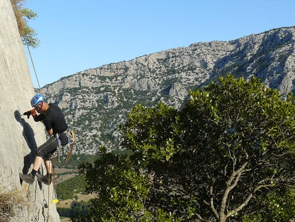 Arrampicata in Sardegna: news 7 - Sven Neumann al lavoro nella falesia di MusicLand (Lanaitto).