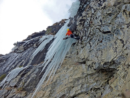 B&B – Azione indecente. Dry tooling at Cogne - Enrico Bonino making the first ascent of Saltinbanco