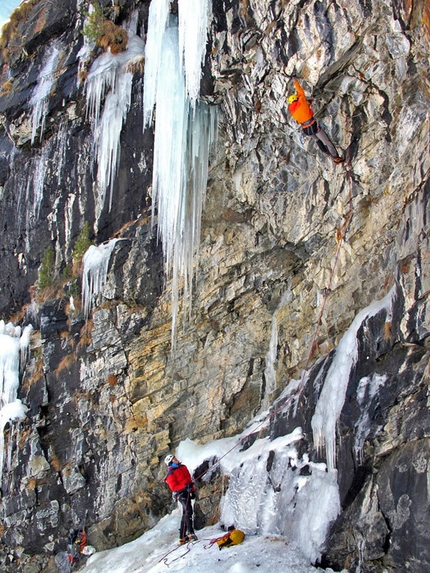 B&B – Azione indecente. Dry tooling at Cogne - Enrico Bonino attempting Mosca Cieca