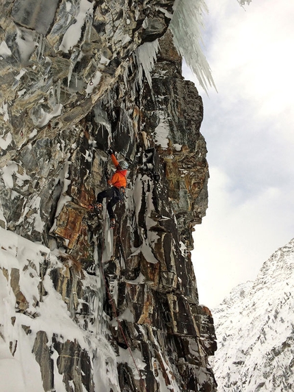 B&B – Azione indecente. Dry tooling a Cogne - Enrico Bonino su Per Iniziare...