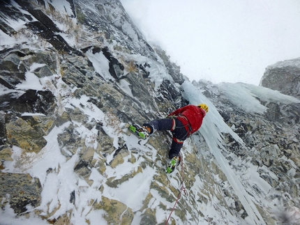 B&B – Azione indecente. Dry tooling a Cogne - Giancarlo Bazzocchi sale in condizioni scottish L'analfabeta