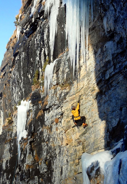 B&B – Azione indecente. Dry tooling at Cogne - Giulia Venturelli attempting L'analfabeta