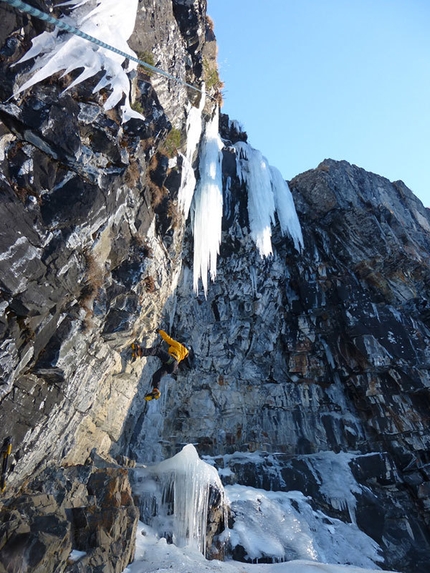 B&B – Azione indecente. Dry tooling at Cogne - Giulia Venturelli climbing L'analfabeta