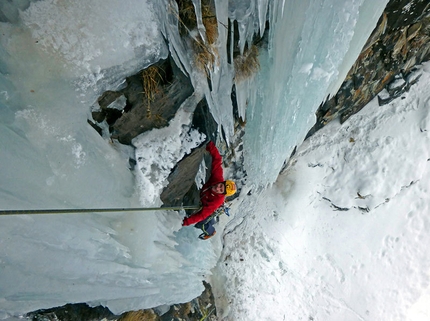 B&B – Azione indecente. Dry tooling a Cogne - Grande esposizione in uscita dal Clown