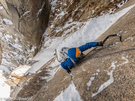 Cerro Domo Blanco, Patagonia - Mikey Schaefer affronta la prima sezione di misto di Super Domo (V 600m WI5 M6, Mikey Schaefer, Joel Kauffman, Neil Kauffman 02/01/2014)