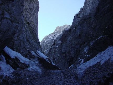 Il Grande salto, Valle Inferno, Majella - 1250m in Valle Inferno, the avalanches constantly cover the valley bottom