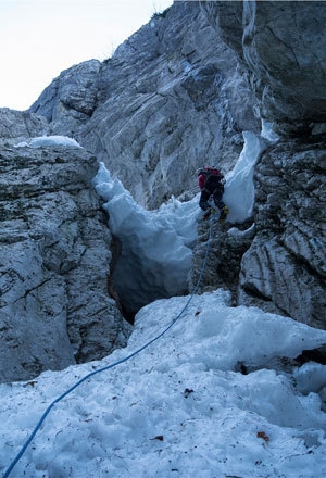 Il Grande salto, Valle Inferno, Majella - Passi di misto sul primo salto della cascata.