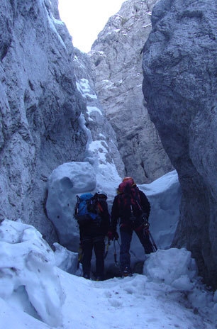 Il Grande salto, Valle Inferno, Majella - A quota 1450 un piccolo crepaccio ci obbiga a tirar fuori nuovamente le corde.