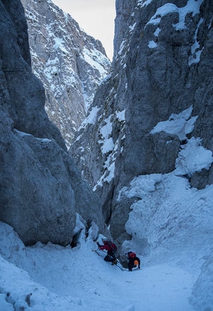 Il Grande salto, Valle Inferno, Majella - Past the narrow section, luckily full of snow except for the final 4 metres breached via some difficult mixed climbing.