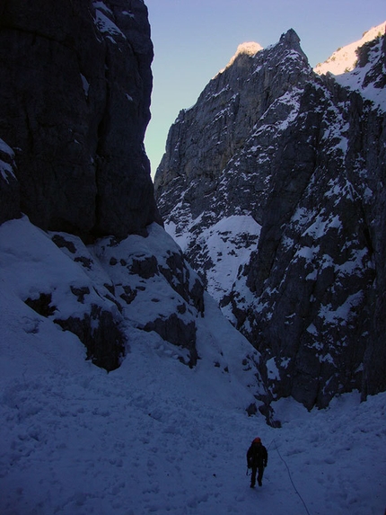 Il Grande salto, Valle Inferno, Majella - Antonio sugli ultimi metri di Valle Inferno poco prima del Grande Salto.  Tornare indietro da qui significano oltre 7 ore di marcia e almeno una doppia.