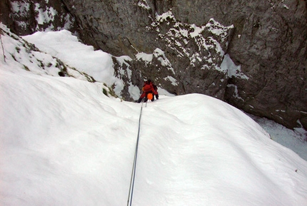 Il Grande salto, Valle Inferno, Majella - Antoni finishes up the difficult mixed terrain on pitch 3, M3+ M4.