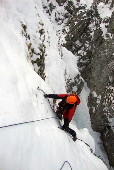 Il Grande salto, Valle Inferno, Majella - Antonio sui ripidi pendii ghiacciati del 3° tiro.