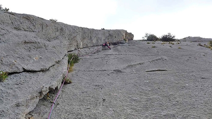 Arrampicata in Sardegna: news 8 - Corrado Pibiri sugli ultimi tiri della via Sos de Urtullè.