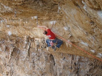 Fabrizio Peri - Fabrizio Peri ripete Grandi Gesti 9a, Grotta dell’Aeronauta, Sperlonga.