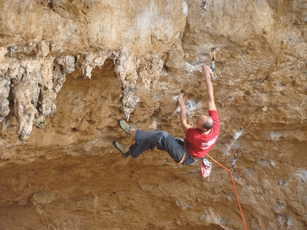 Fabrizio Peri - Fabrizio Peri ripete Grandi Gesti 9a, Grotta dell’Aeronauta, Sperlonga.