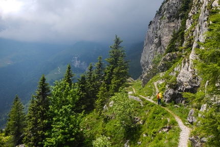 Spedizione Annibale - Spedizione Annibale: piove sul sentiero verso il passo di M. Croce Carnico