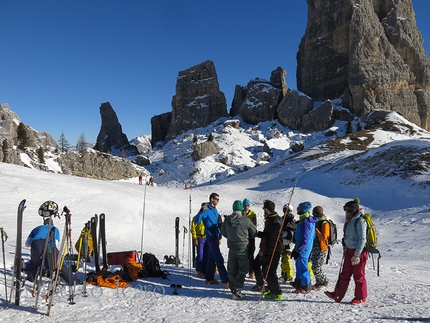 Freeride - L’educazione alla sicurezza sulla neve si trasforma spesso in uno splendido momento collettivo, come in questa sessione formativa del Progetto Icaro, nato proprio per educare i giovani freerider