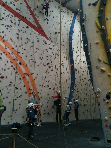 Arrampicata e sicurezza - Giovani climbers usando il casco in una palestra indoor a Londra