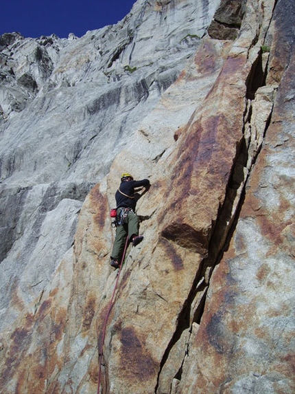 Le demon du Midì - P.ta Grassi, Monte Bianco - Luca Maspes nella prima lunghezza