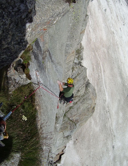 Le demon du Midì - P.ta Grassi, Mont Blanc - Luca Maspes on the 4th pitch