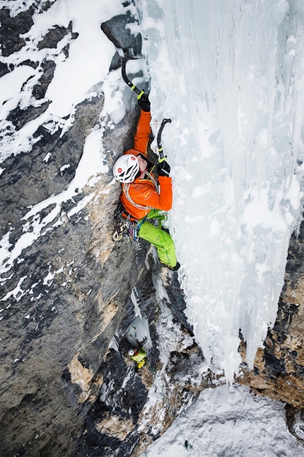 Zweite Geige, Vallunga, Dolomiti - Albert Leichtfried durante la prima salita di Zweite Geige (WI7/M7, 140m) in Vallunga, Dolomiti.