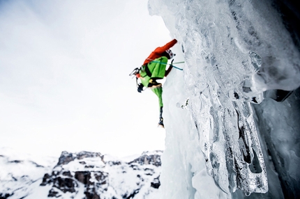 Zweite Geige, Vallunga, Dolomite - Benedikt Purner during the first ascent of Zweite Geige (WI7/M7, 140m) in Vallunga, Dolomites.