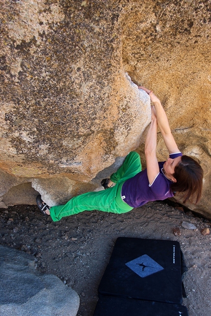 Bishop boulder, USA - Boulder at Bishop, USA: Cave problem, Buttermilks