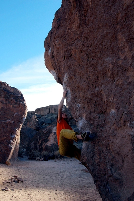 Bishop bouldering, USA - Bouldering at Bishop, USA: Big chicken, Happy Boulder