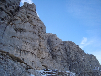 Monte Bove Nord, Spigolo Nord-Est - Via Alletto - Consiglio: percorrendo il cengione si piega infine a sinistra per andare all'attacco di L8... placchetta tecnica, fessura svasa poi la linea continua nell'evidente camino. A destra La Pera, caratteristica guglia monolitica visibile anche da terra.