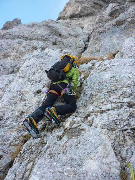 Monte Bove Nord, Spigolo Nord-Est - Via Alletto - Consiglio: Francesco Cianconi su L8. Si inizia con un bel muretto che conduce alla fessura svasa, sezione chiave del tiro.