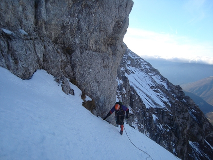 Monte Bove Nord, Spigolo Nord-Est - Via Alletto - Consiglio: Carlo Minnozzi raggiunge Francesco Cianconi percorrendo il traverso di L10. La neve è sufficientemente trasformata e quindi portante, ma ad ogni passo suona di un suono che non mi piace per niente...