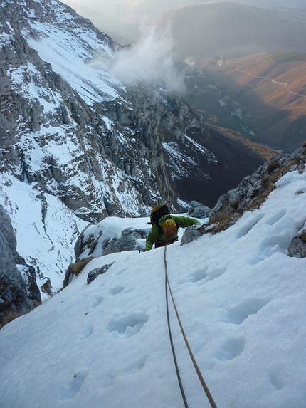 Monte Bove Nord, Spigolo Nord-Est - Via Alletto - Consiglio: Francesco Cianconi in arrivo alla sosta di L12. Da qua il tiro chiave della via (L13 40m), un camino slavato dove proteggere è pressoché impossibile, se non su un vecchio chiodo in loco, e scalare con i ramponi è una scommessa.