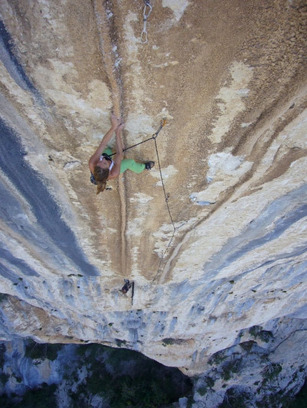 Martina Cufar - Martina Cufar climbing Tom et je ris 8b+, Verdon, France