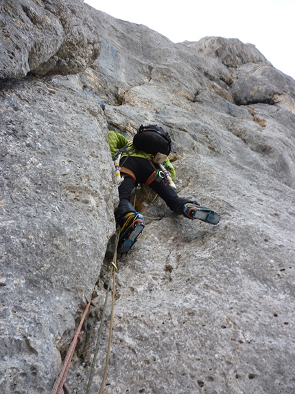 Monte Bove Nord, Spigolo Nord-Est - Via Alletto - Consiglio: Francesco Cianconi su L3, un bel muretto verticale da cui poi si piega a sinistra raggiungendo il filo dello spigolo.