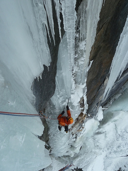 Eisarena Umbaltal, Austria - Eisarena Umbaltal: Isidor Poppeller ripete la via Icemaster (M8- WI 6-)