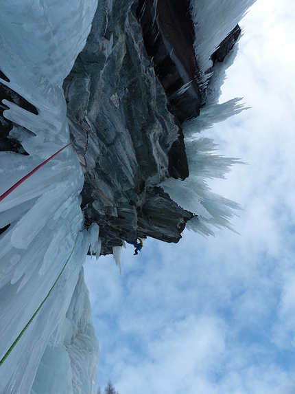 Eisarena Umbaltal, Austria - Eisarena Umbaltal: Peter Ortner climbing Flying Dutchman, M9