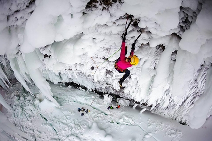 Angelika Rainer: il video del Helmcken Falls in Canada