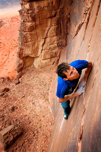 Giordania arrampicare - Klemen Bečan durante la prima salita di Wadirumela 8b+, Wadi Rum.