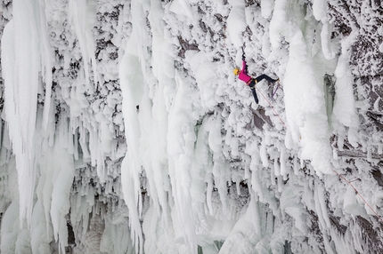 Angelika Rainer - Angelika Rainer ripete Clash of the Titans WI10+ a Helmcken Falls, Canada