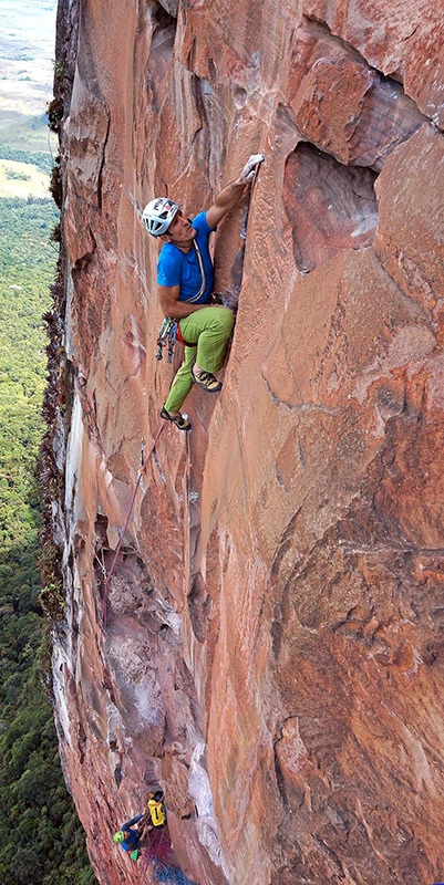 Akopan Tepui, Venezuela - Escalador Selvatico: Rolando Larcher sul decimo tiro, 7b.