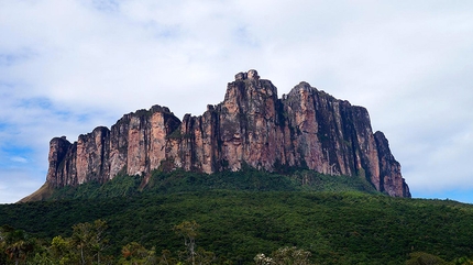 Akopan Tepui, Venezuela - Akopan Tepui seen from Yunek.