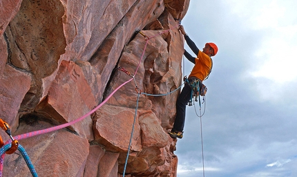 Akopan Tepui, Venezuela - Escalador Selvatico: Maurizio Oviglia in apertura sul quattordicesimo tiro, 7b.