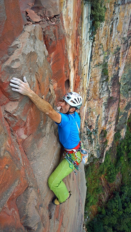 Akopan Tepui, Venezuela - Escalador Selvatico: Rolando Larcher redpointing pitch 10