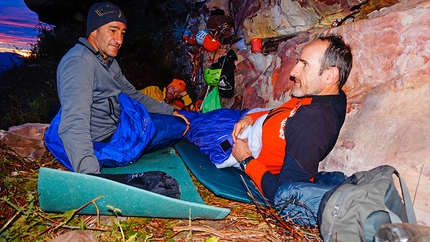 Akopan Tepui, Venezuela - Escalador Selvatico: Rolando Larcher, Luca Giupponi, Maurizio Oviglia, risveglio all'alba da un bivacco in parete. Autoscatto