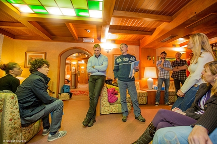 Educazione e valanghe - La calda accoglienza per i giornalisti arrivati a Madesimo da parte di Luca Biagini, presidente del Collegio delle Guide Alpine Lombardia, e Antonio Rossi, Assessore allo Sport della Regione Lombardia
