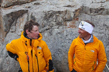 Nanga Parbat d'inverno - David Göttler appena arrivato a campo base, insieme a Simone Moro.