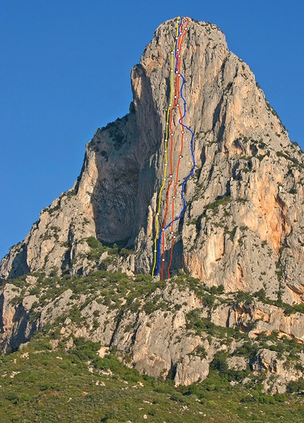 Marco Bernardi, Sardegna - Il tracciato della Via del Carasau a Punta Giradili (in blu) con le vie moderne aperte negli ultimi anni