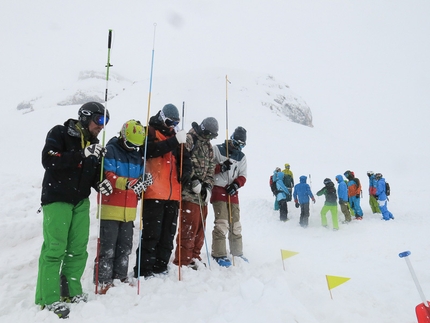 Progetto Icaro - Ragazzi che imparano la ricerca con sonda durante la tappa di Corvara, una delle tante occasioni di formazione offarete ai giovani freerider in questa stagione dal Progetto Icaro.